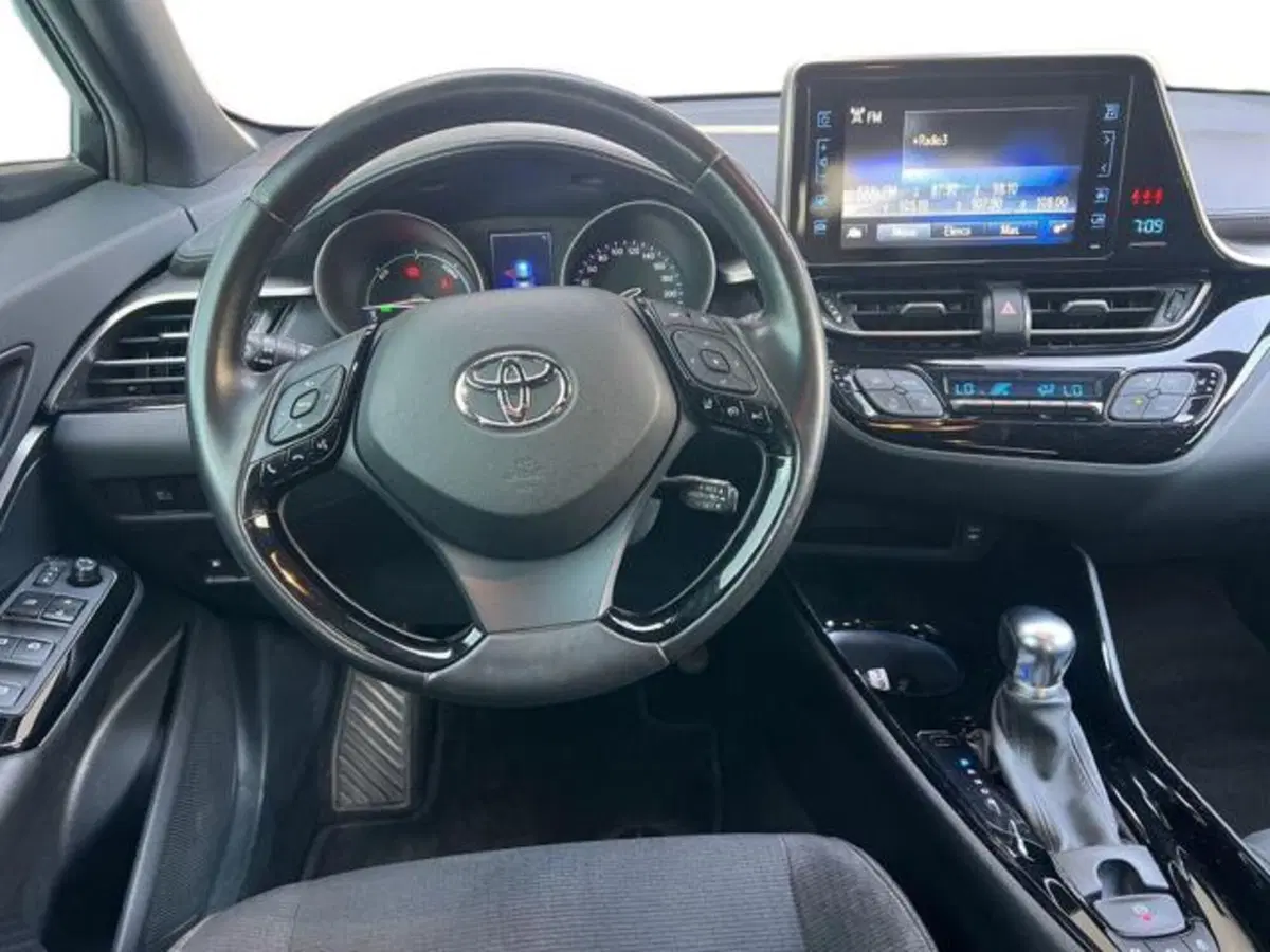 Toyota Toyota C-HR nuova a Sassari (8)