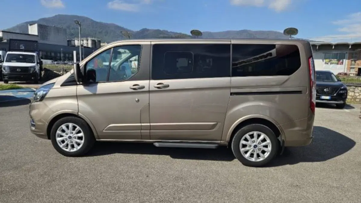 Ford Tourneo Custom usata a Lucca (9)