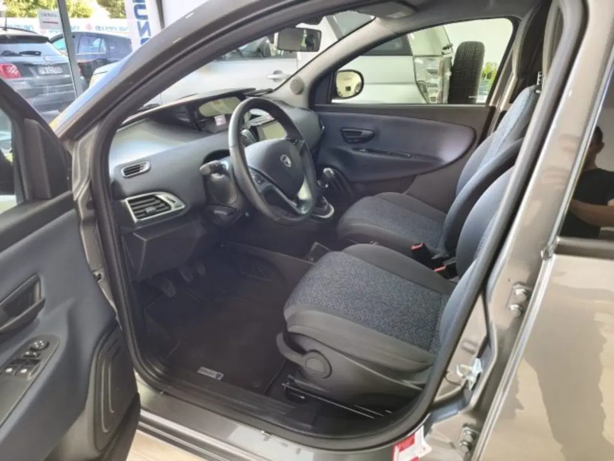 Lancia Ypsilon usata a Torino (7)
