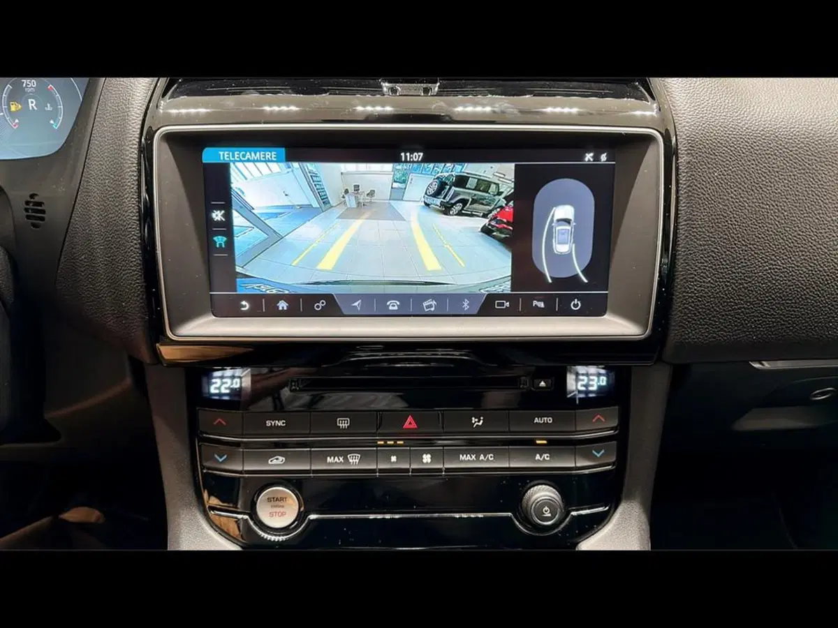 Jaguar F-Pace usata a Varese (12)