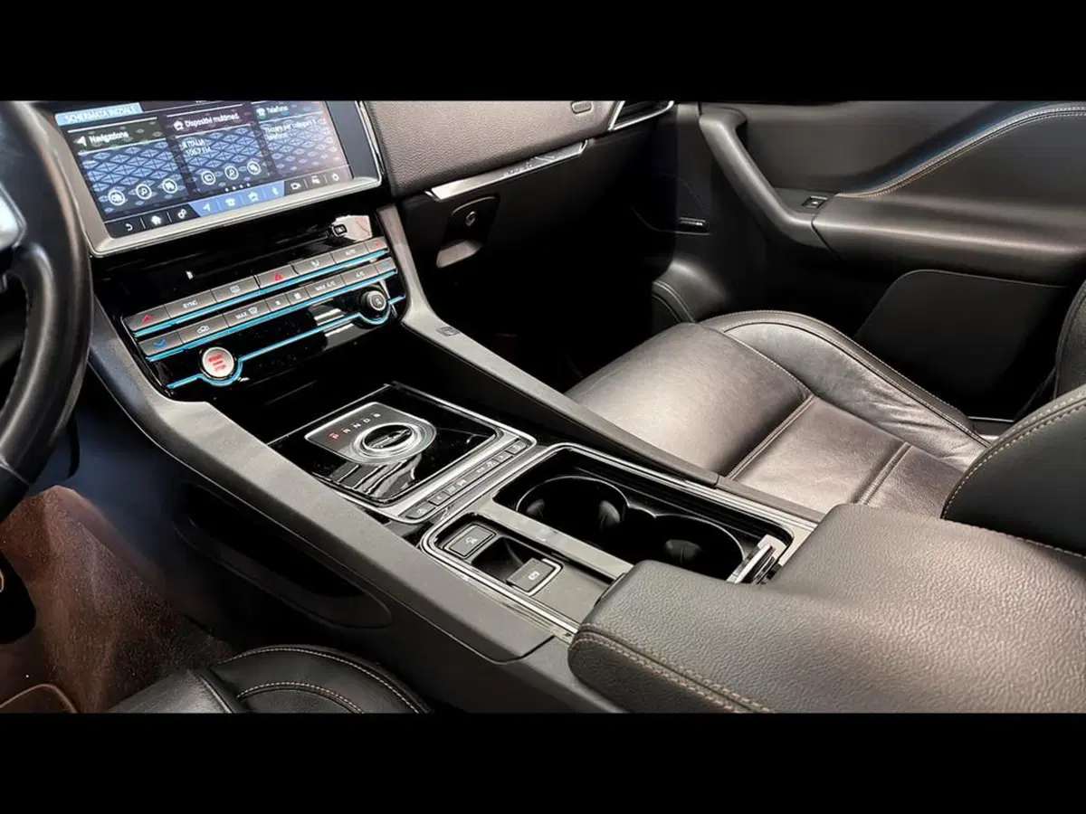 Jaguar F-Pace usata a Varese (13)