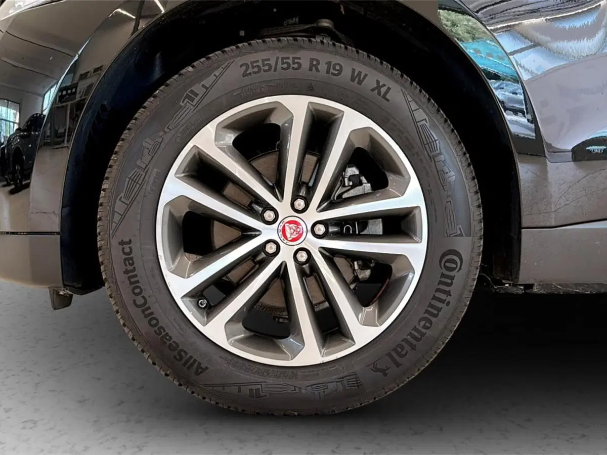 Jaguar F-Pace usata a Varese (9)