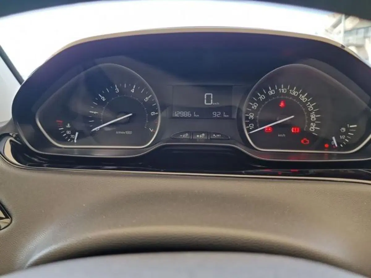 Peugeot 208 usata a Salerno (11)