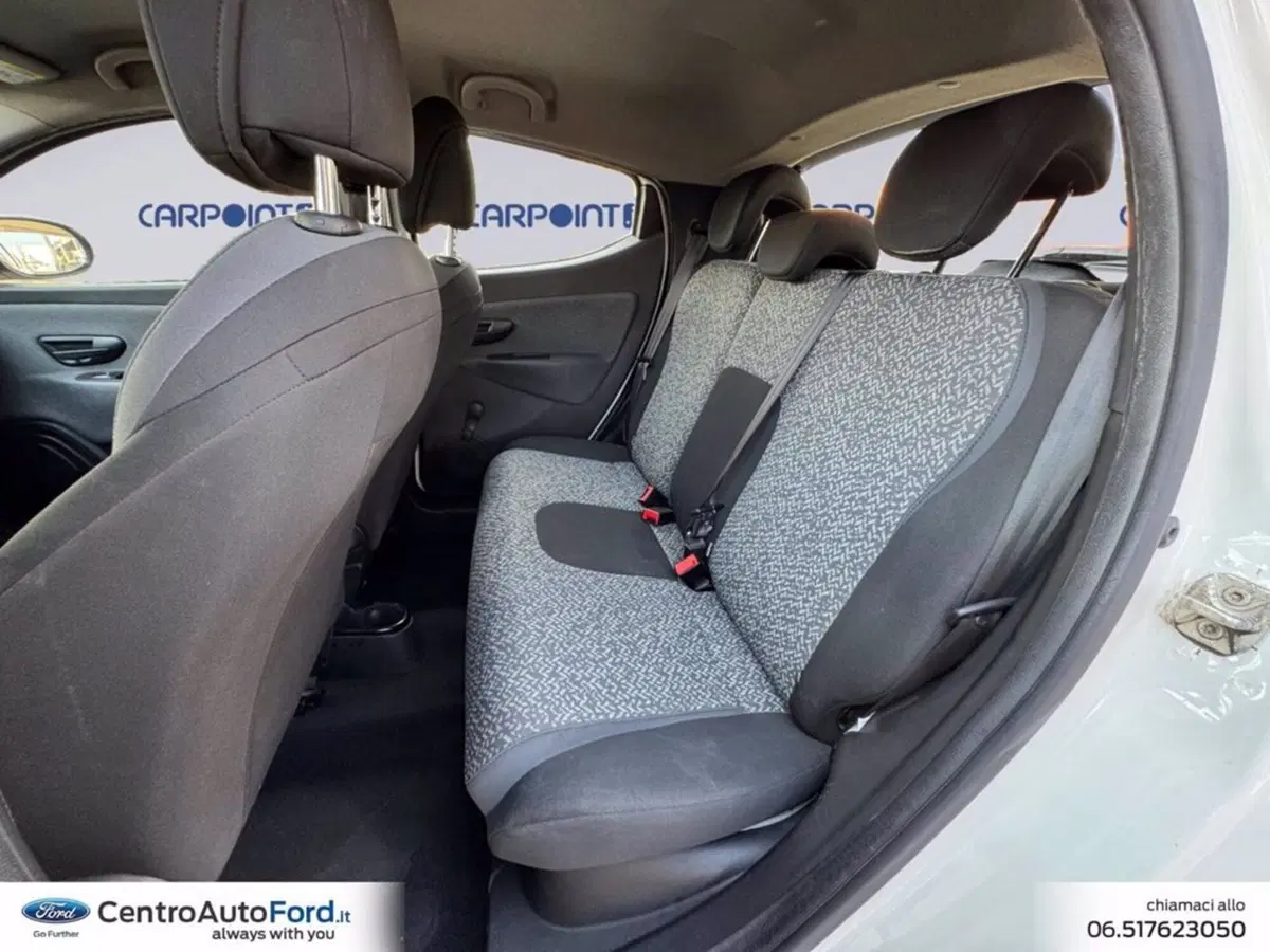 Lancia Ypsilon usata a Roma (13)