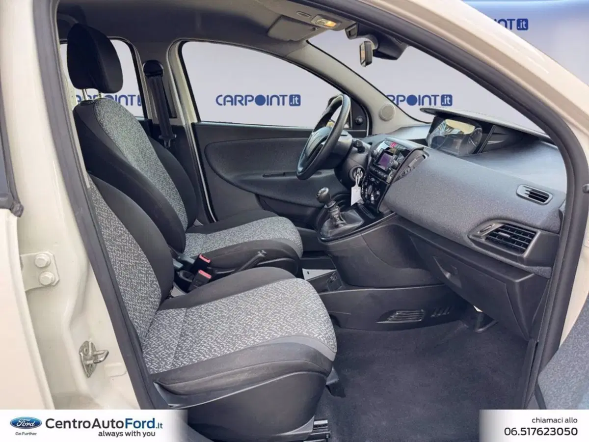 Lancia Ypsilon usata a Roma (15)