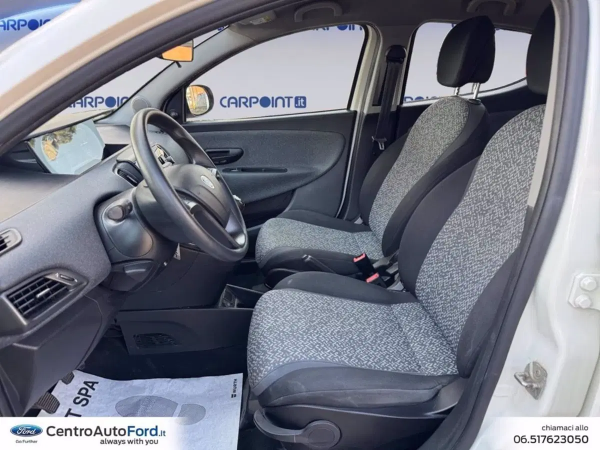 Lancia Ypsilon usata a Roma (9)