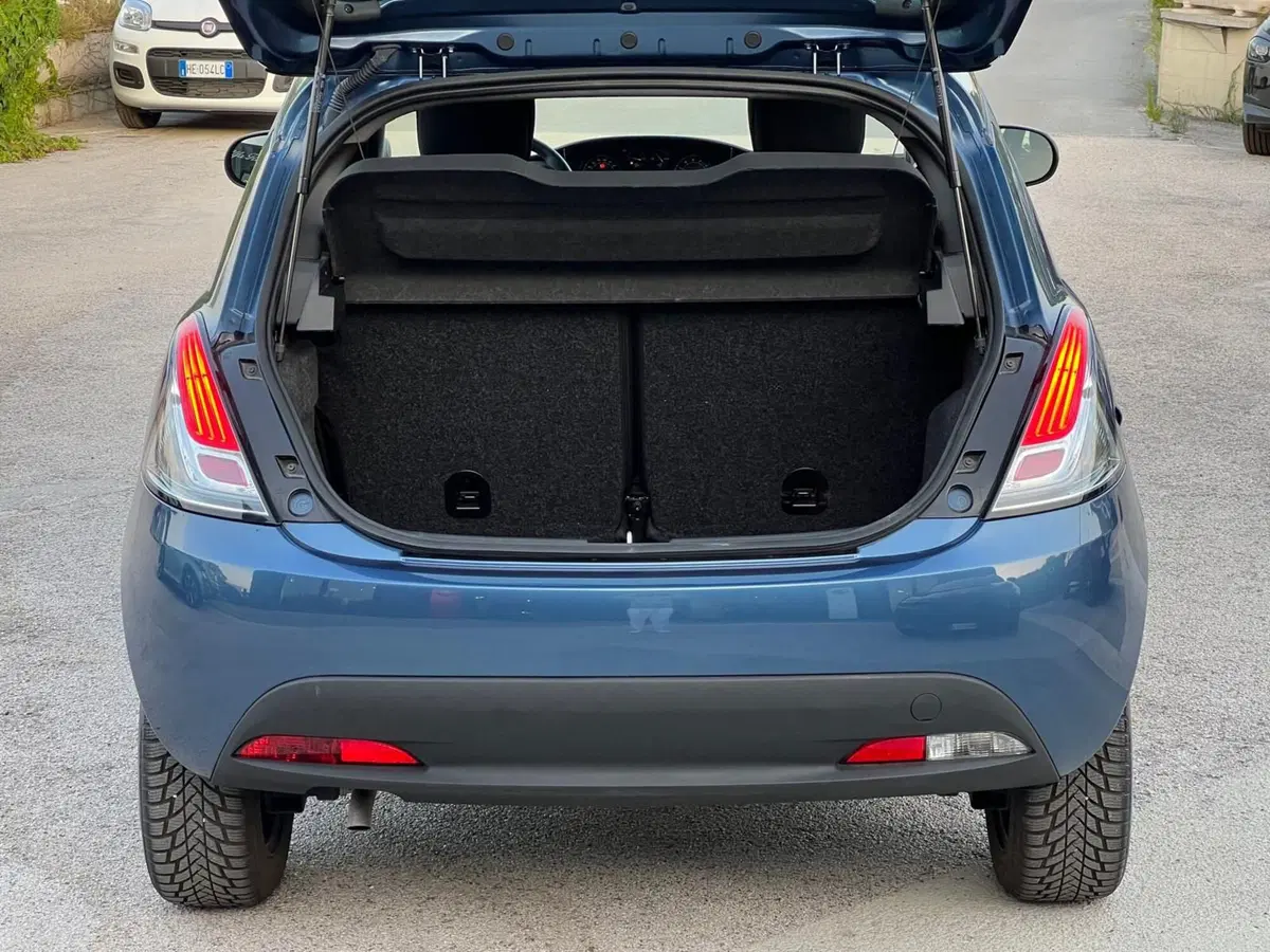 Lancia Ypsilon usata a Matera (10)