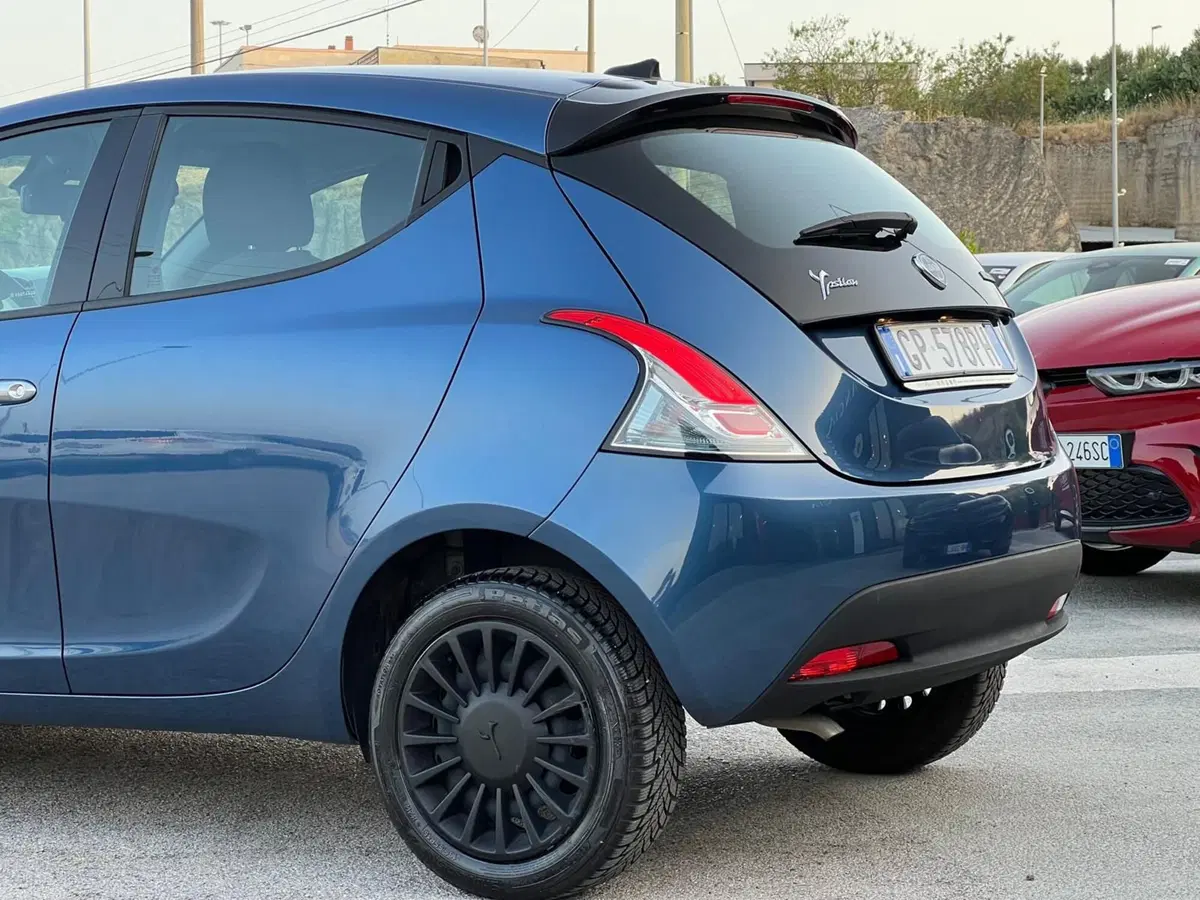 Lancia Ypsilon usata a Matera (12)