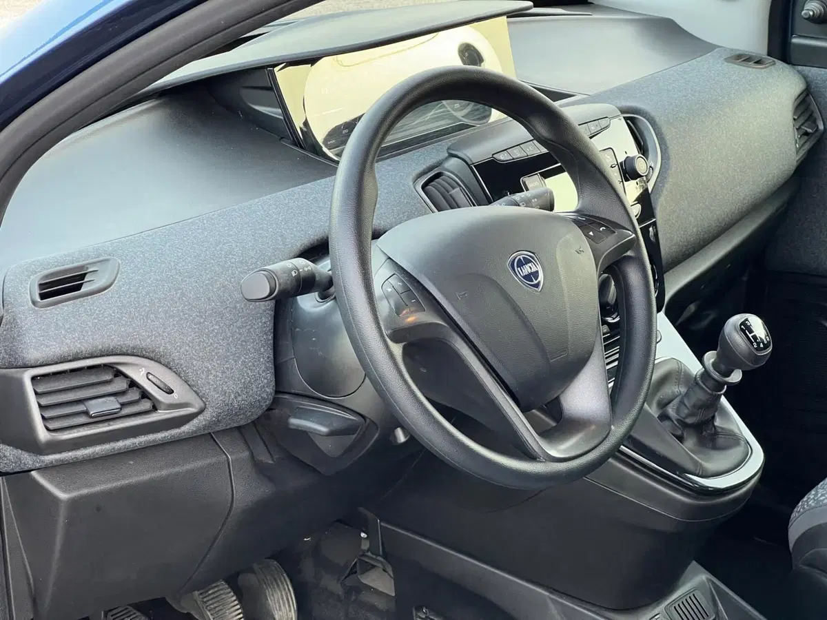 Lancia Ypsilon usata a Matera (14)