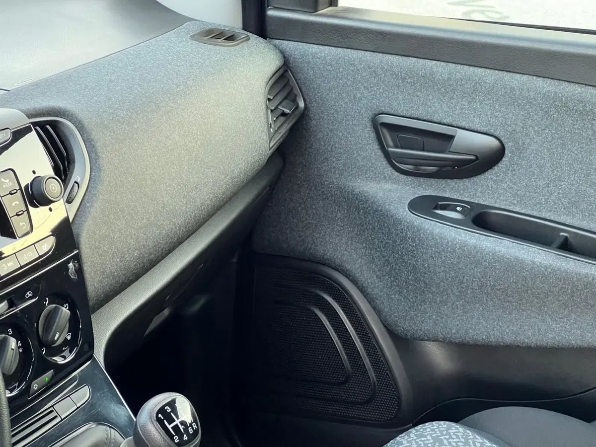 Lancia Ypsilon usata a Matera (15)
