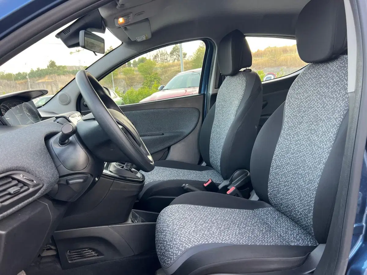 Lancia Ypsilon usata a Matera (16)