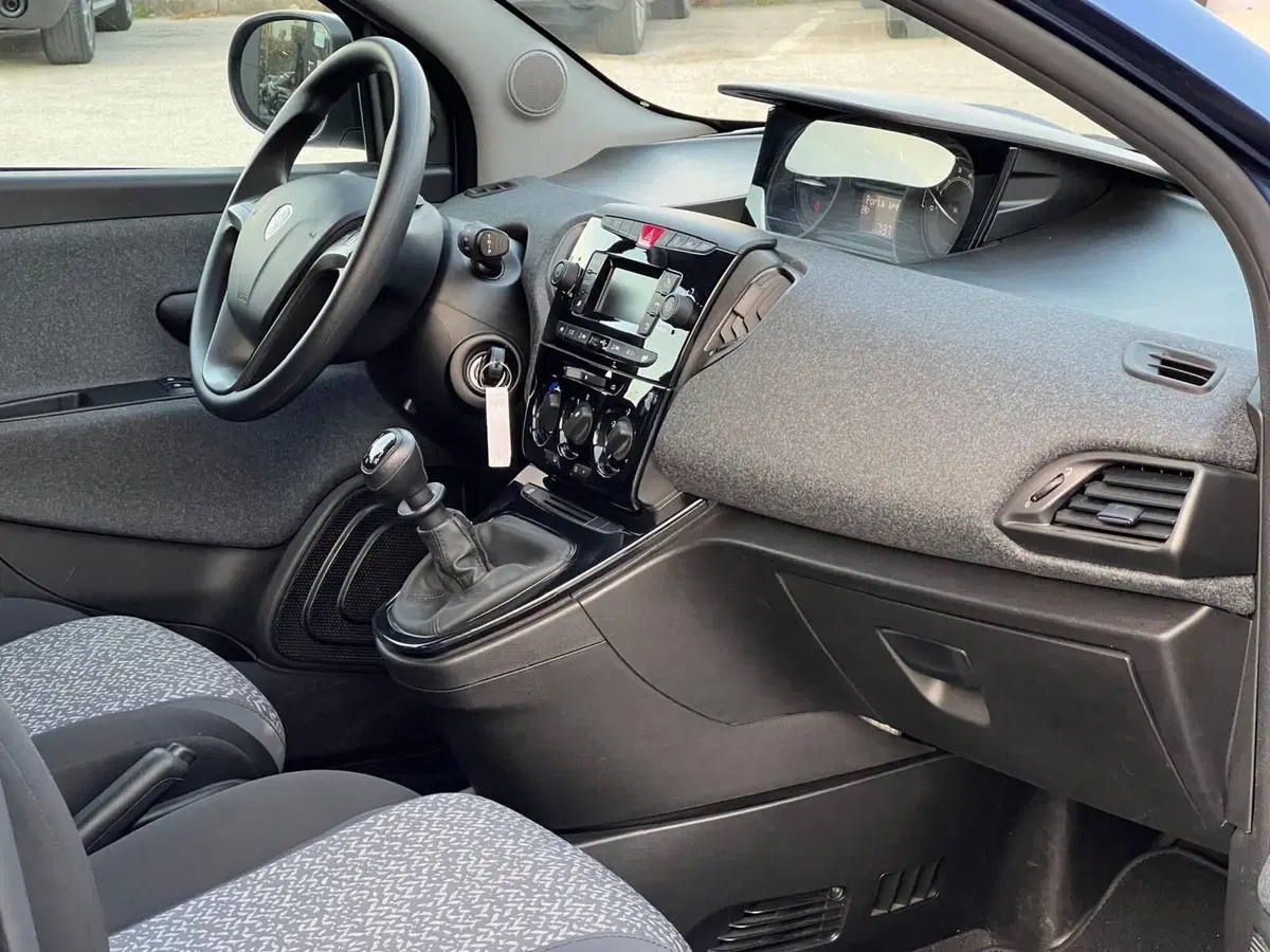 Lancia Ypsilon usata a Matera (19)