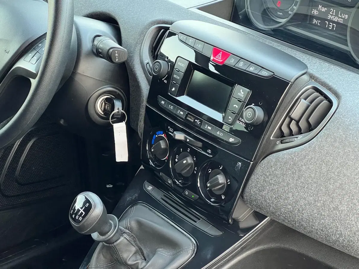 Lancia Ypsilon usata a Matera (20)