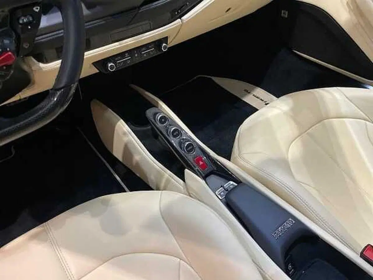 Ferrari F8 Coupé usata a Napoli (14)
