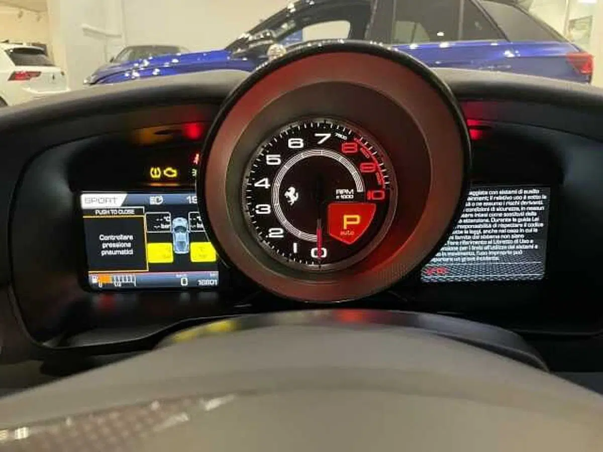 Ferrari F8 Coupé usata a Napoli (9)