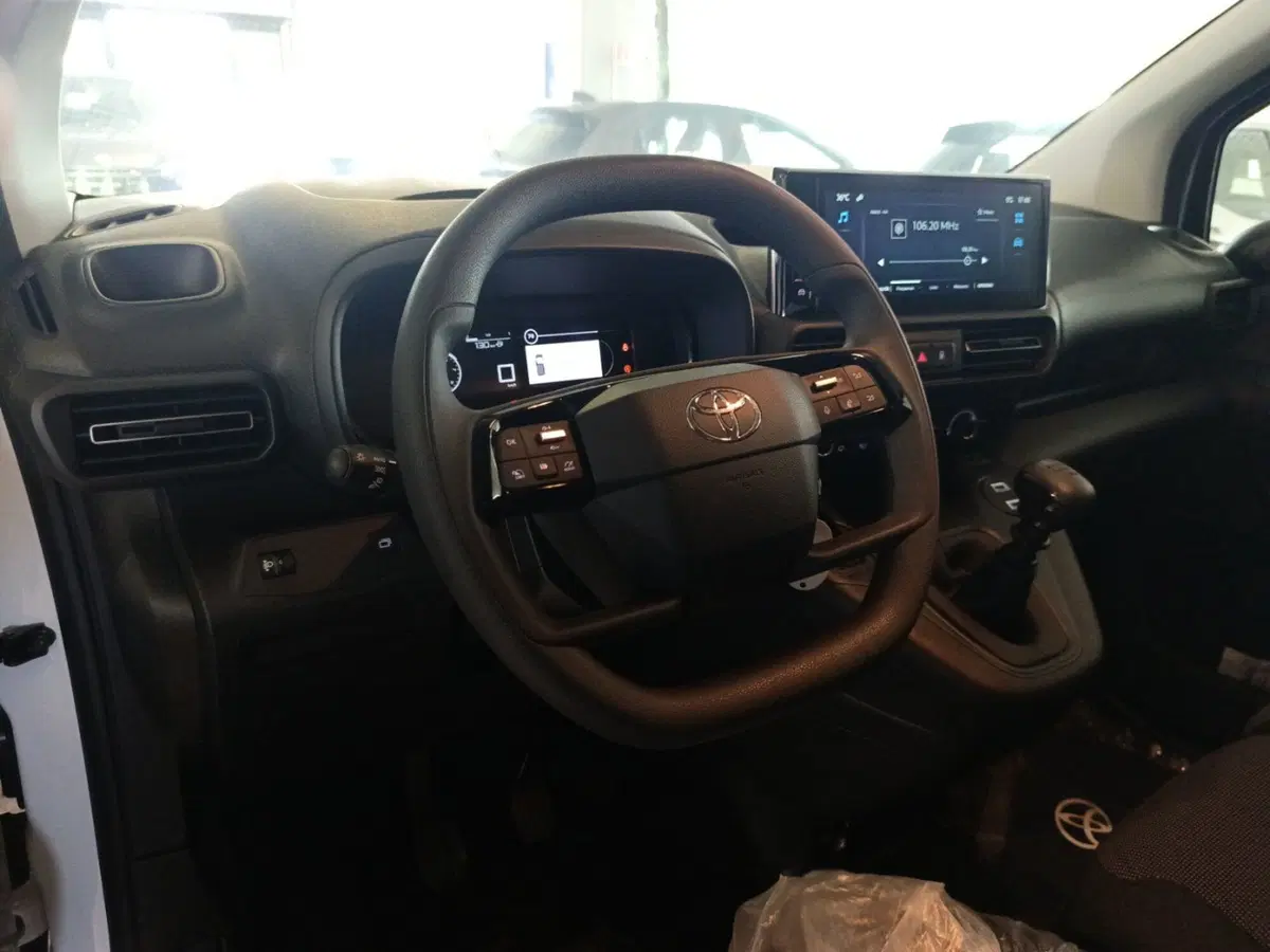 Toyota Proace City Furgone nuova a Ferrara (13)