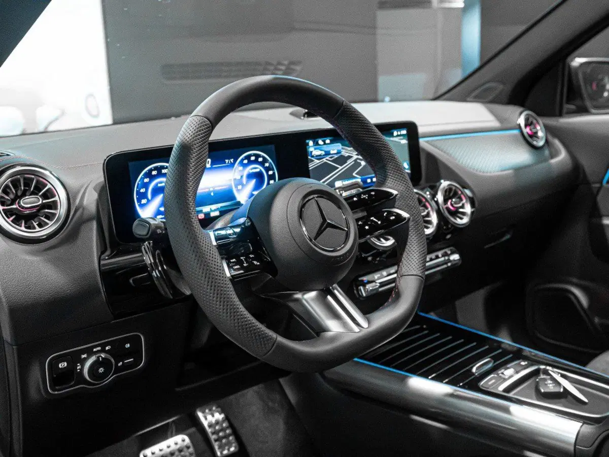 Mercedes-Benz EQA nuova a Macerata (12)