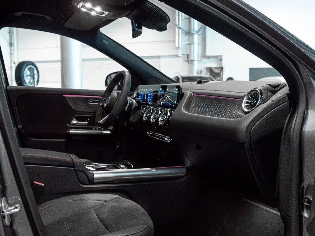 Mercedes-Benz EQA nuova a Macerata (18)
