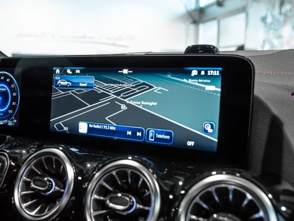 Mercedes-Benz EQA nuova a Macerata (19)