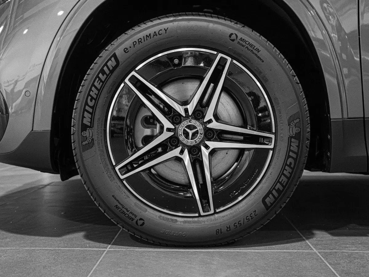 Mercedes-Benz EQA nuova a Macerata (4)