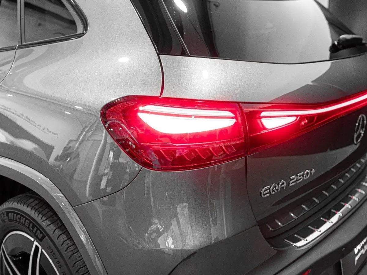 Mercedes-Benz EQA nuova a Macerata (6)