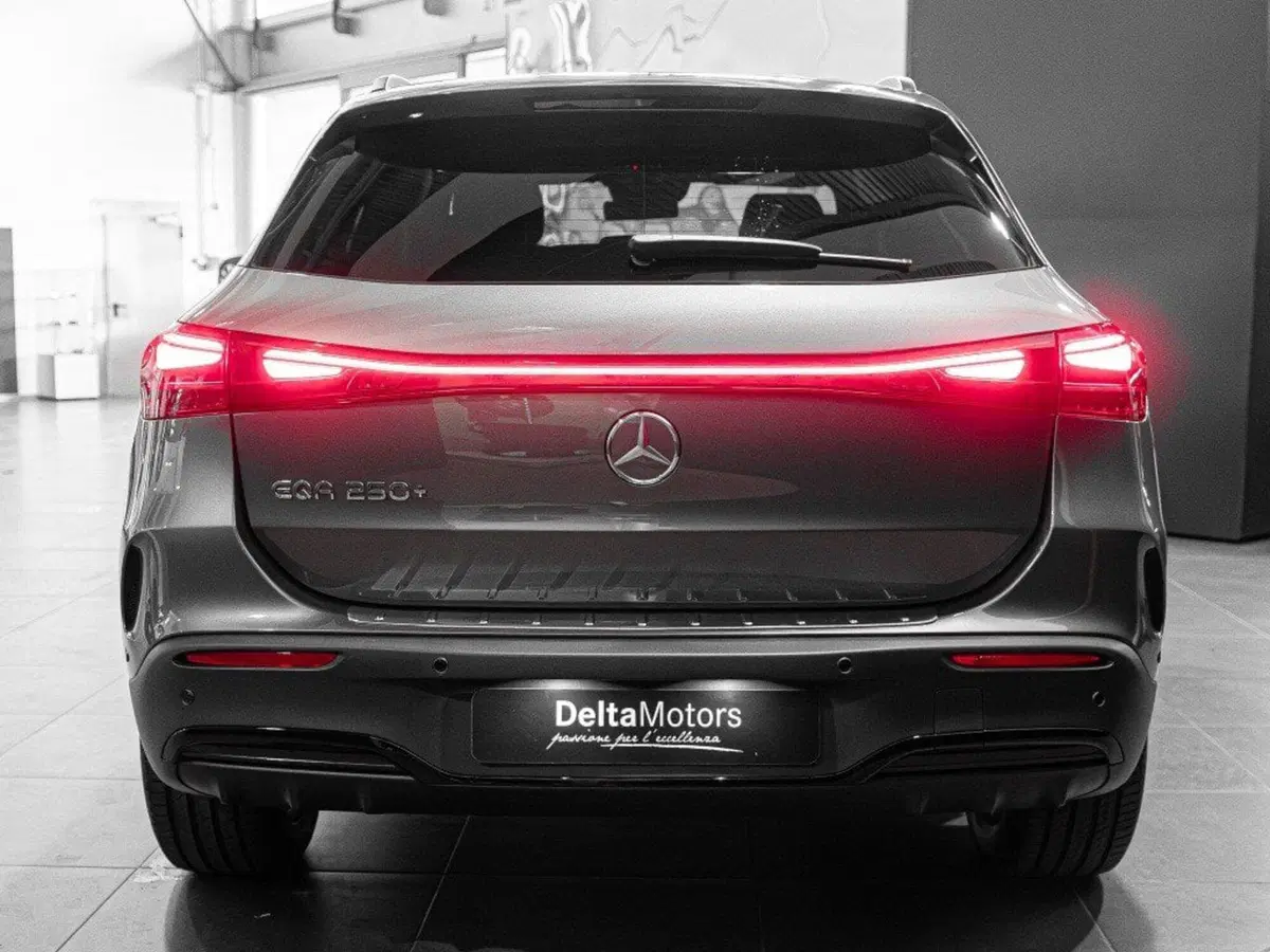 Mercedes-Benz EQA nuova a Macerata (7)