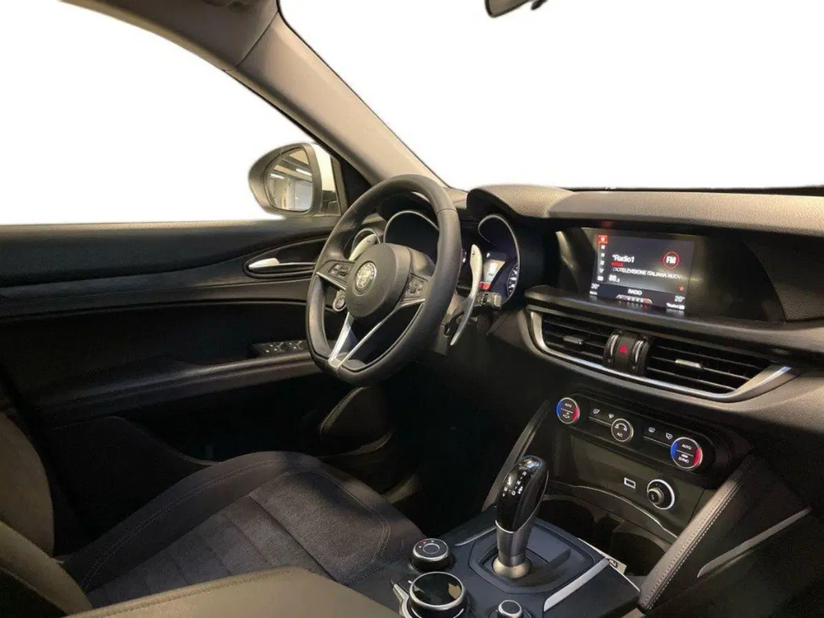 Alfa Romeo Stelvio usata a Ancona (12)