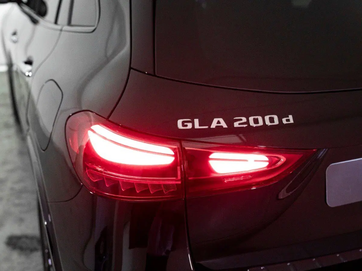 Mercedes-Benz GLA SUV nuova a Macerata (8)