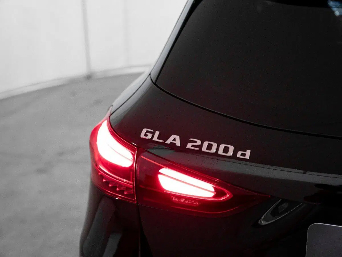 Mercedes-Benz GLA SUV nuova a Macerata (9)