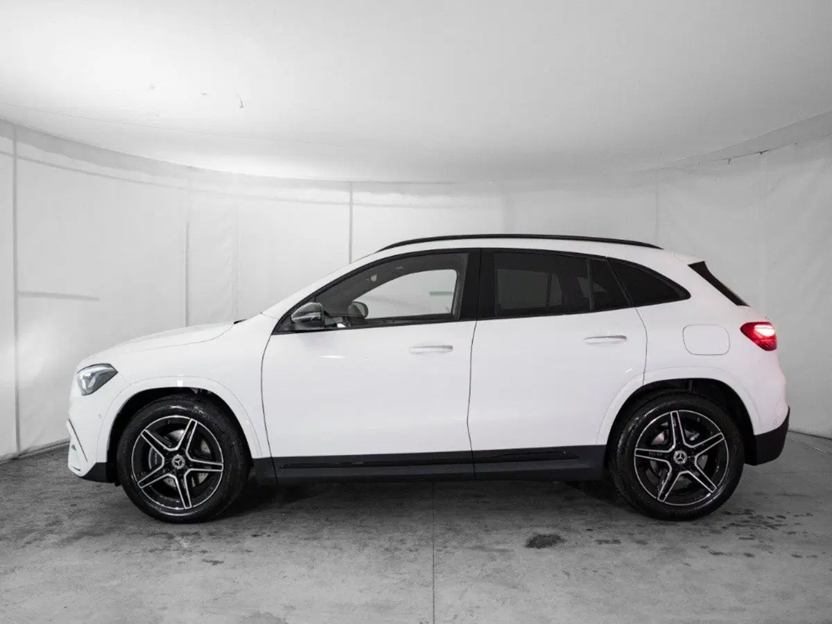 Mercedes-Benz GLA SUV nuova a Macerata (2)