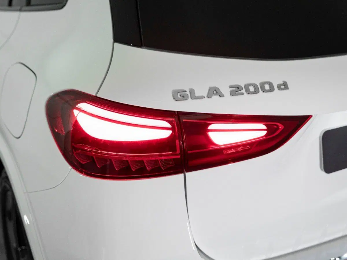 Mercedes-Benz GLA SUV nuova a Macerata (8)