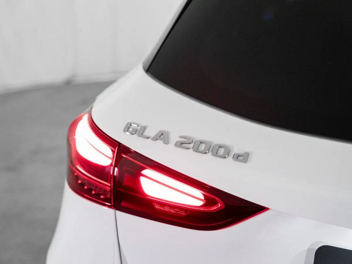 Mercedes-Benz GLA SUV nuova a Macerata (9)