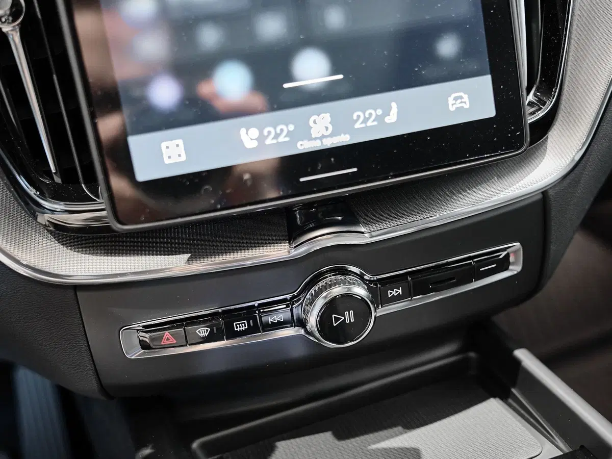Volvo XC60 nuova a Prato (12)