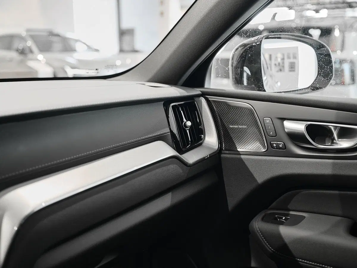 Volvo XC60 nuova a Prato (14)