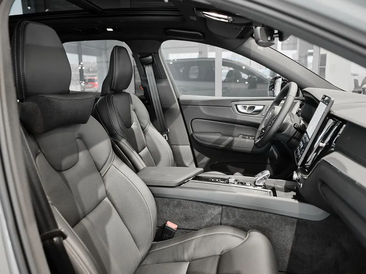 Volvo XC60 nuova a Prato (15)