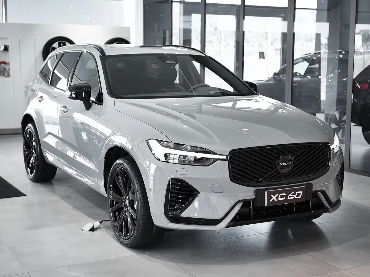 Volvo XC60 nuova a Prato (3)