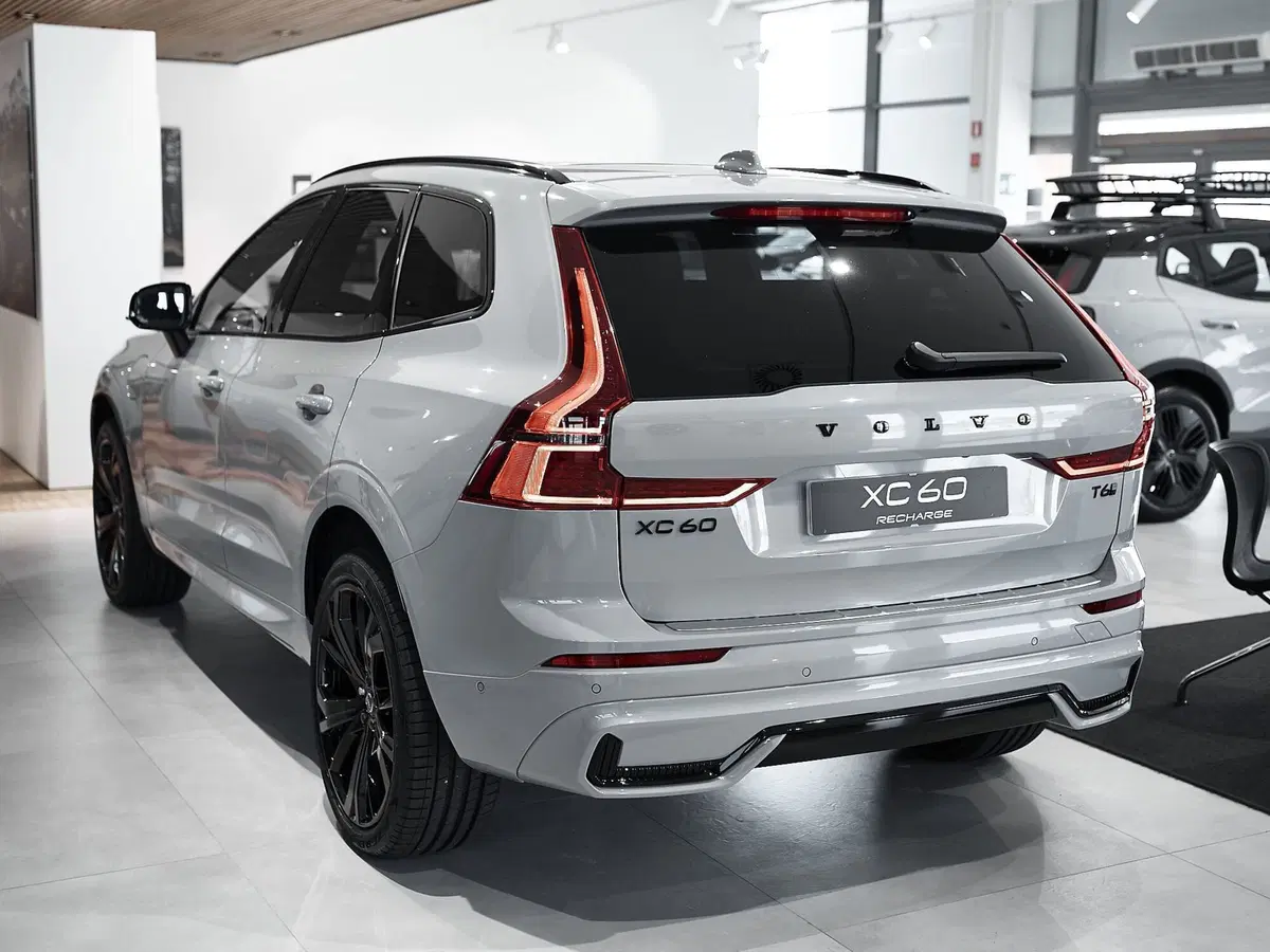 Volvo XC60 nuova a Prato (4)