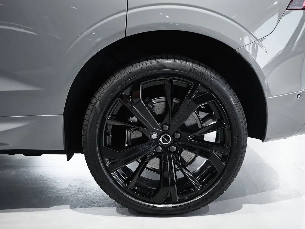 Volvo XC60 nuova a Prato (5)