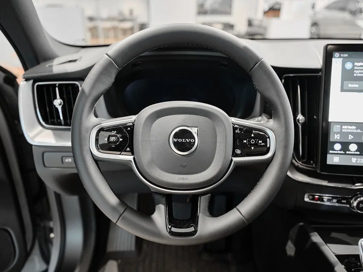 Volvo XC60 nuova a Prato (7)