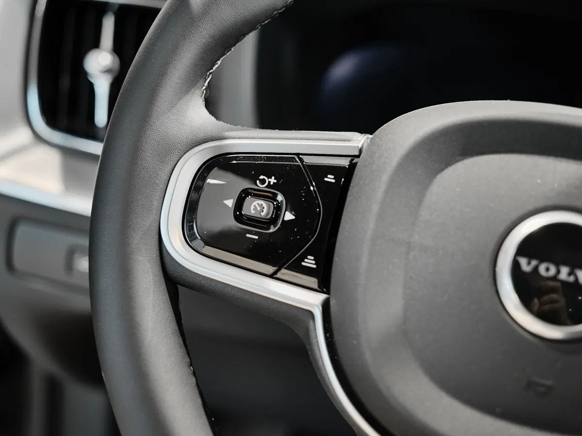 Volvo XC60 nuova a Prato (8)