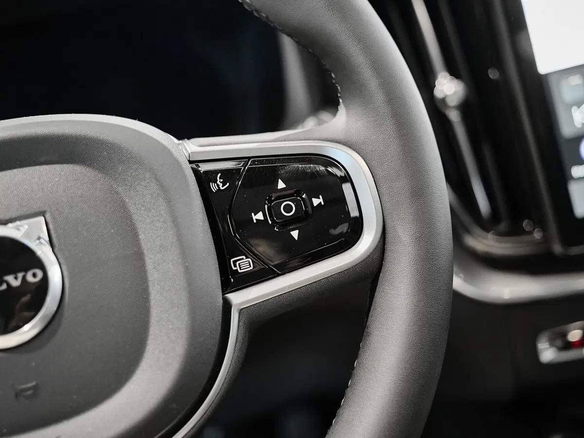 Volvo XC60 nuova a Prato (9)