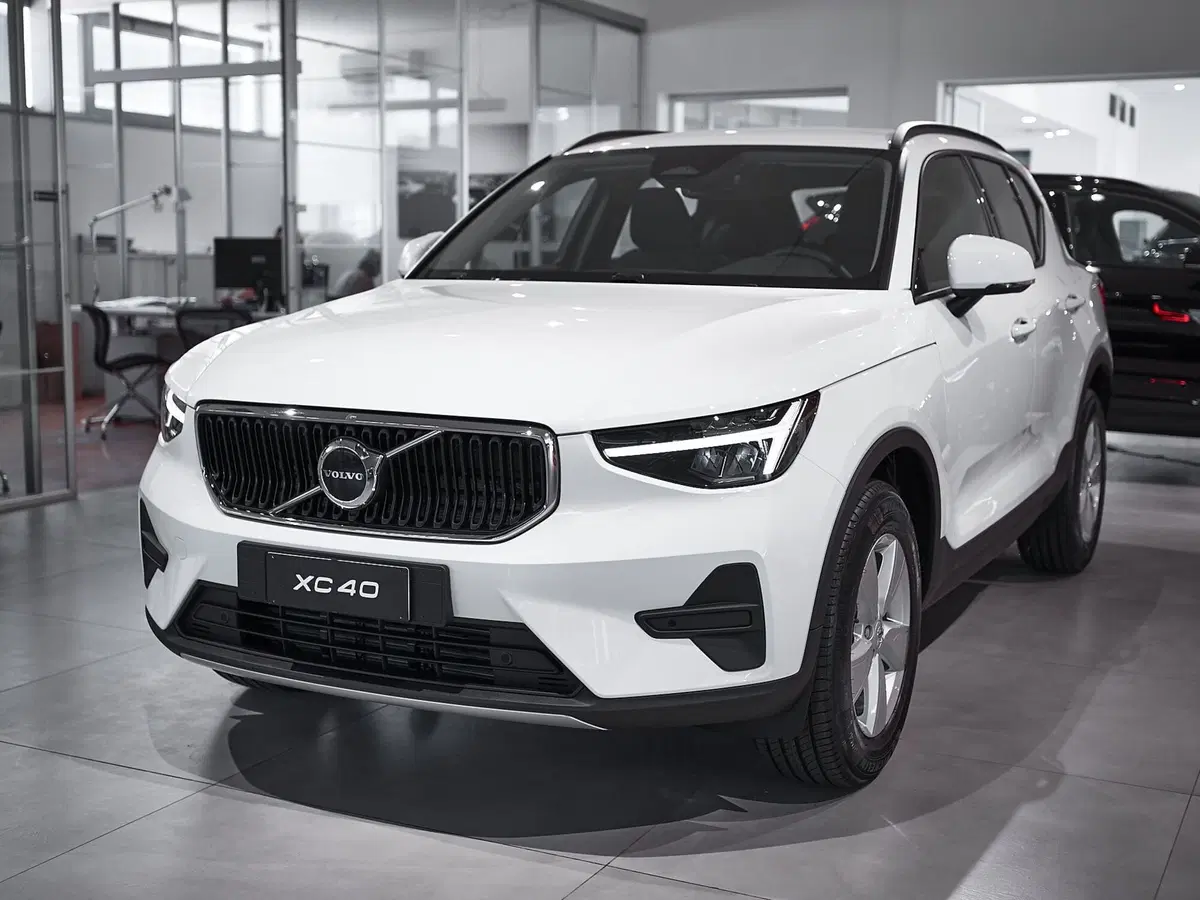 Volvo XC40 nuova a Prato (2)