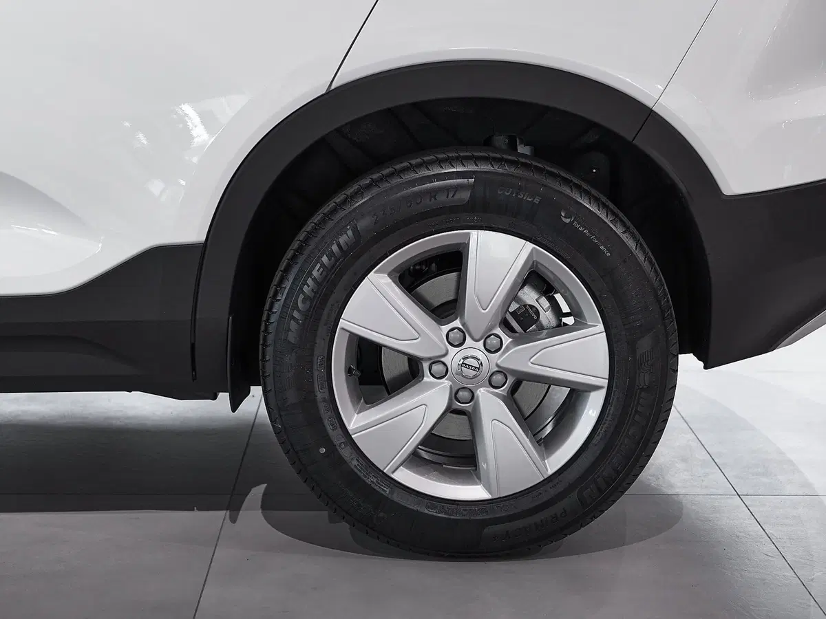 Volvo XC40 nuova a Prato (5)