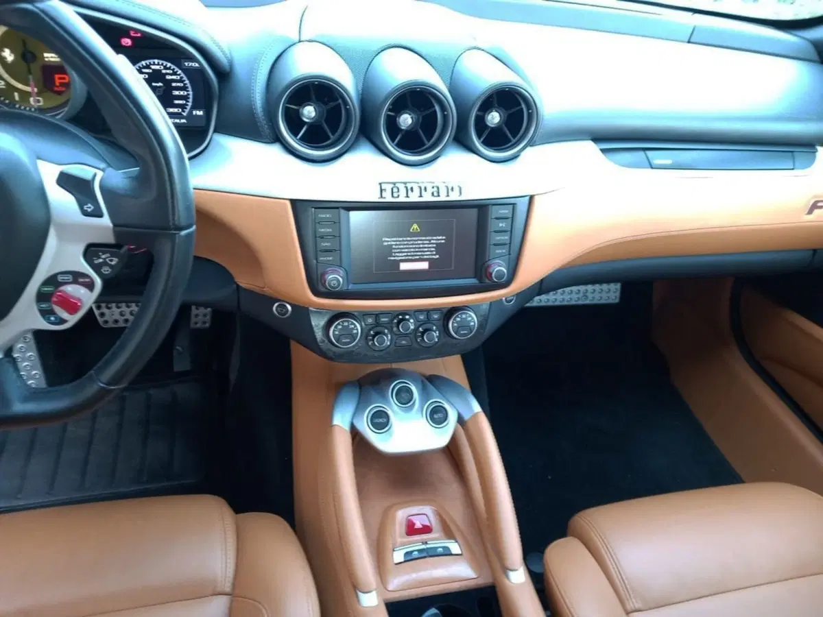 Ferrari FF Coupé usata a Ancona (16)