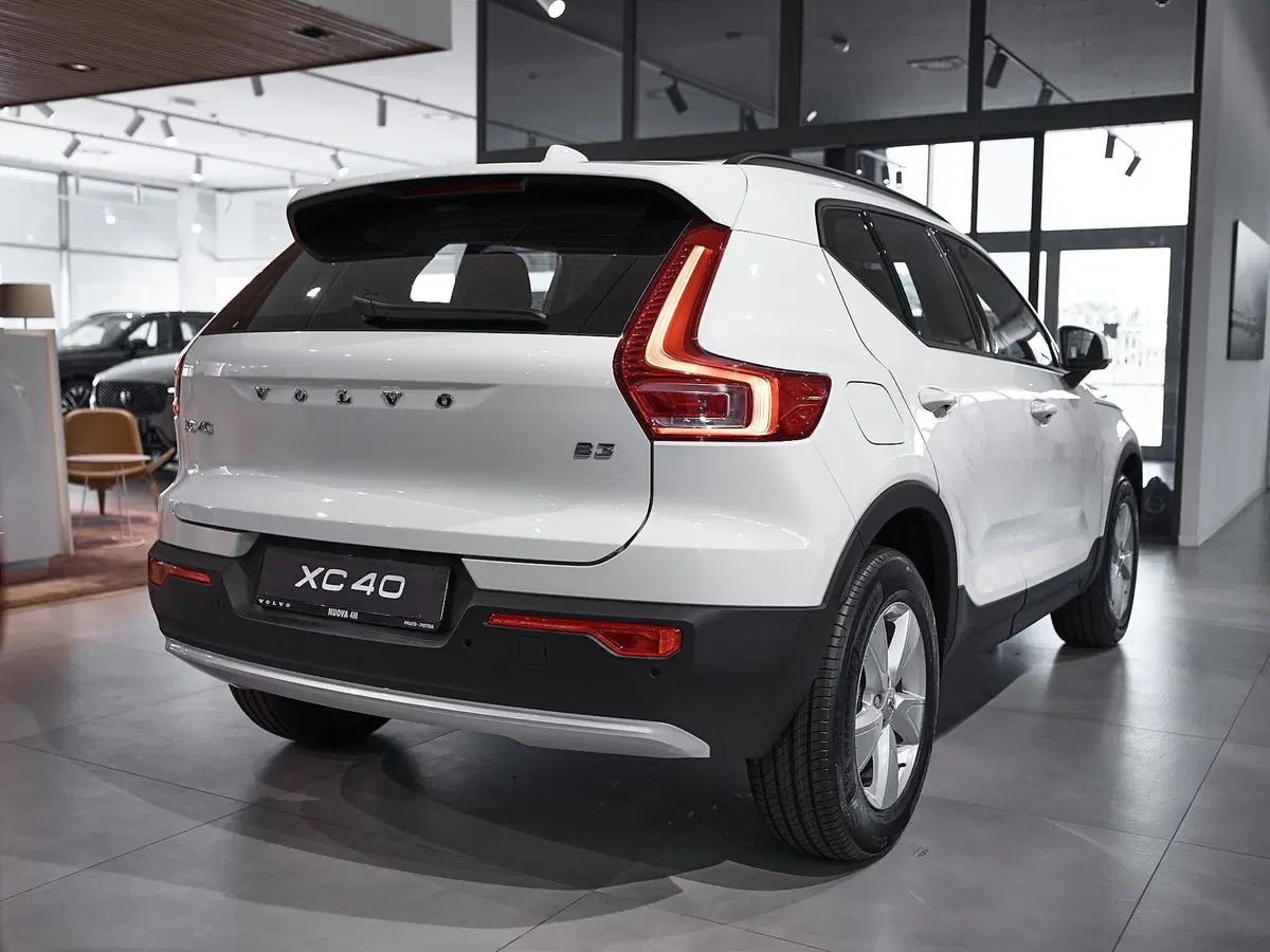 Volvo XC40 nuova a Prato (4)