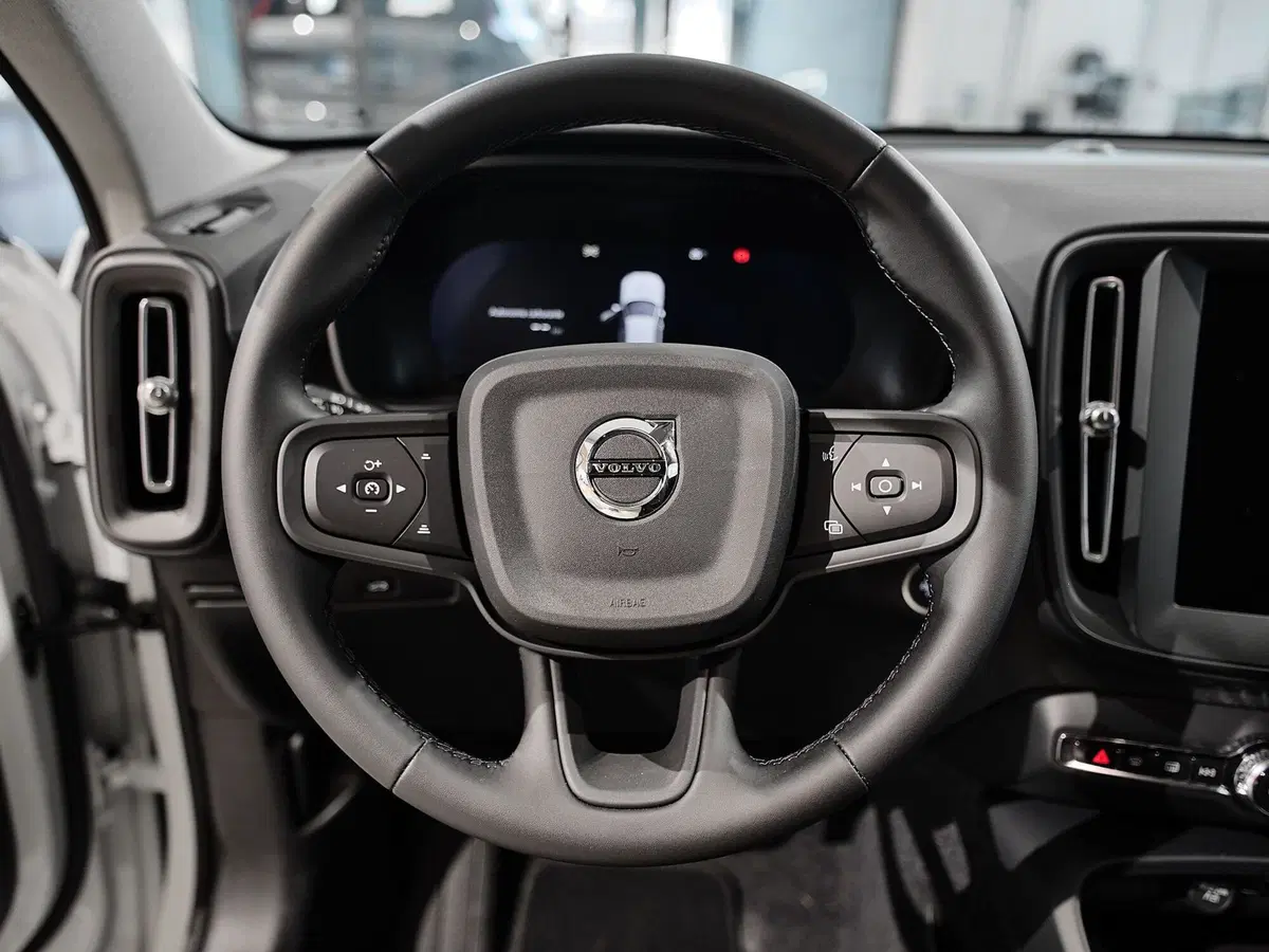Volvo XC40 nuova a Prato (6)