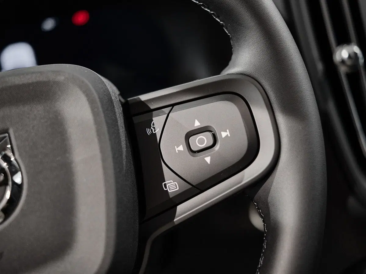 Volvo XC40 nuova a Prato (8)