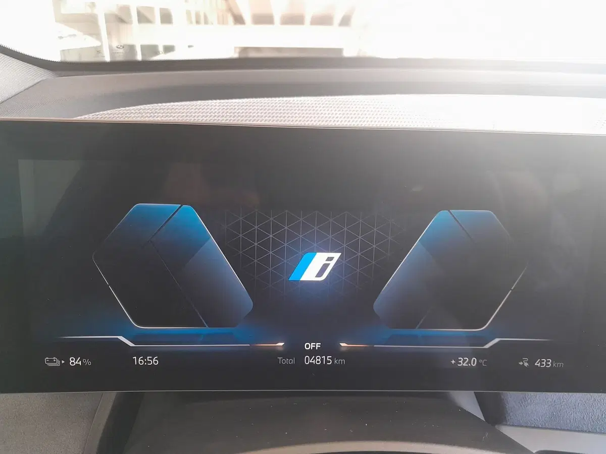 BMW iX usata a Asti (15)