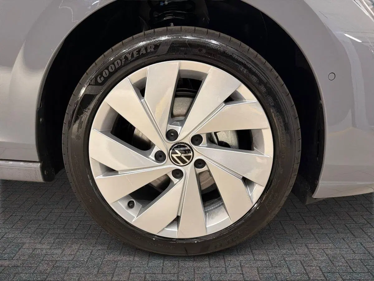 Volkswagen Golf nuova a Prato (6)