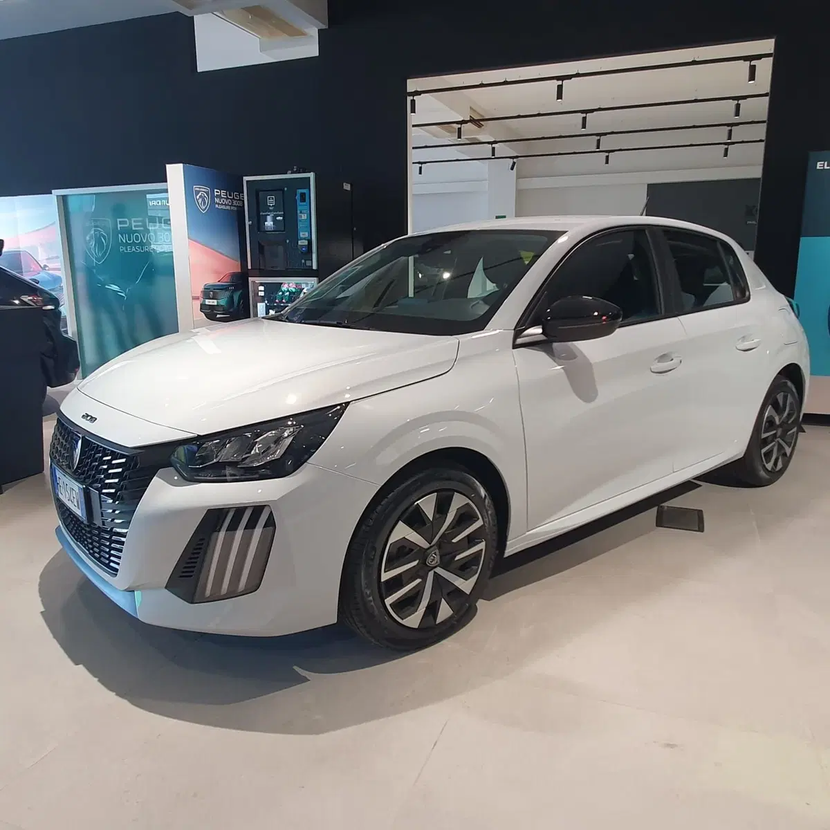 Peugeot 208 nuova a Frosinone